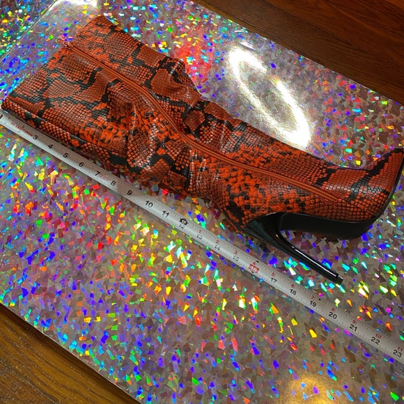 🧡🐍Orange snakeskin knee high boots🐍🧡 - Picture 10 of 10